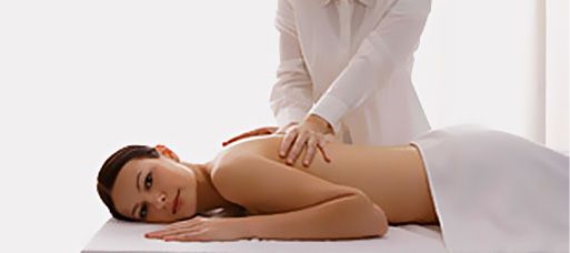 Physis Centro de Fisioterapia mujer recibiendo masaje